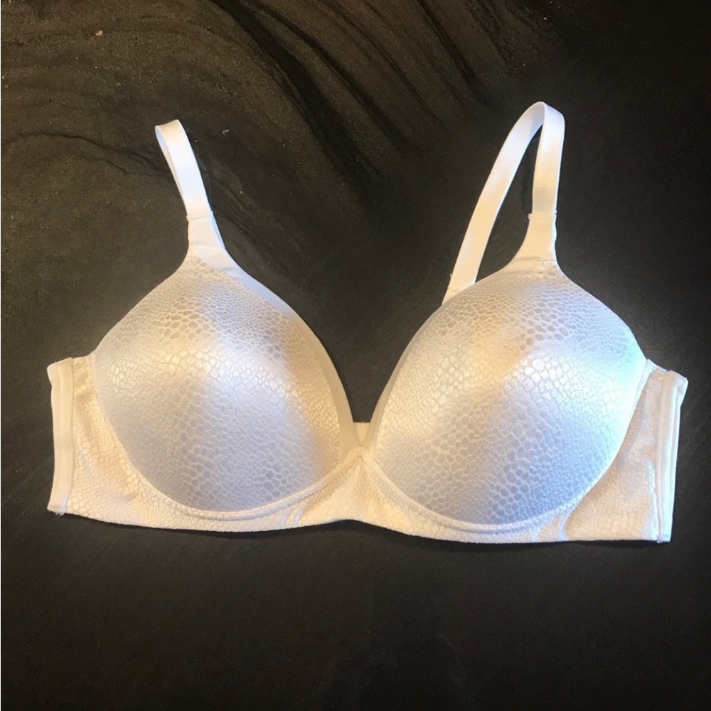 Elegant White Textured Bra 38D